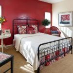 yatak odasında kırmızı vurgu duvar dekorasyonu