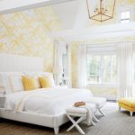 Yatak odasında beyaz-sarı renkli duvar dekorasyonu