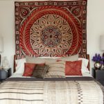 Yatak odasında Hint tekstil duvar dekorasyonu