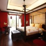 Yatak odasında kırmızı dekor ve panellerde duvar dekorasyonu