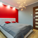 Kırmızı yatak odasında duvar dekorasyonu