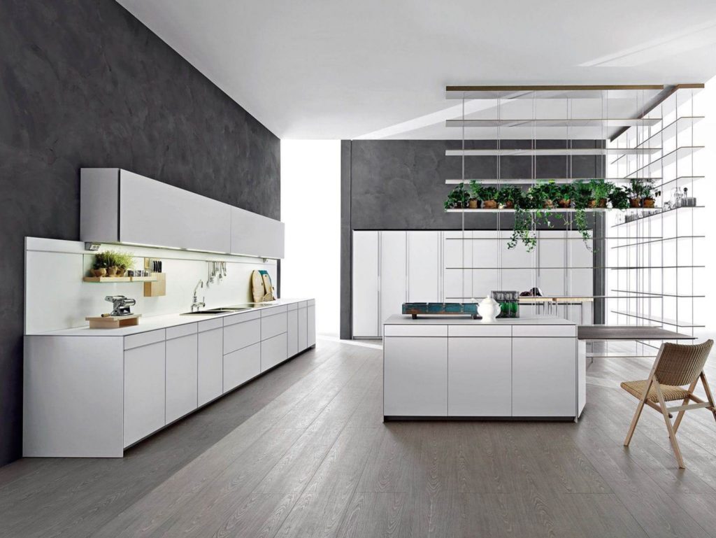 Mutfağın gri paleti, beyaz tavan gri ile uyumludur
