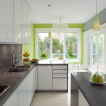 Paleta gri a bucătăriei și a pereților este diluată cu alb și verde