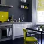 Palette de cuisine grise avec des tons gris foncé et une décoration jaune