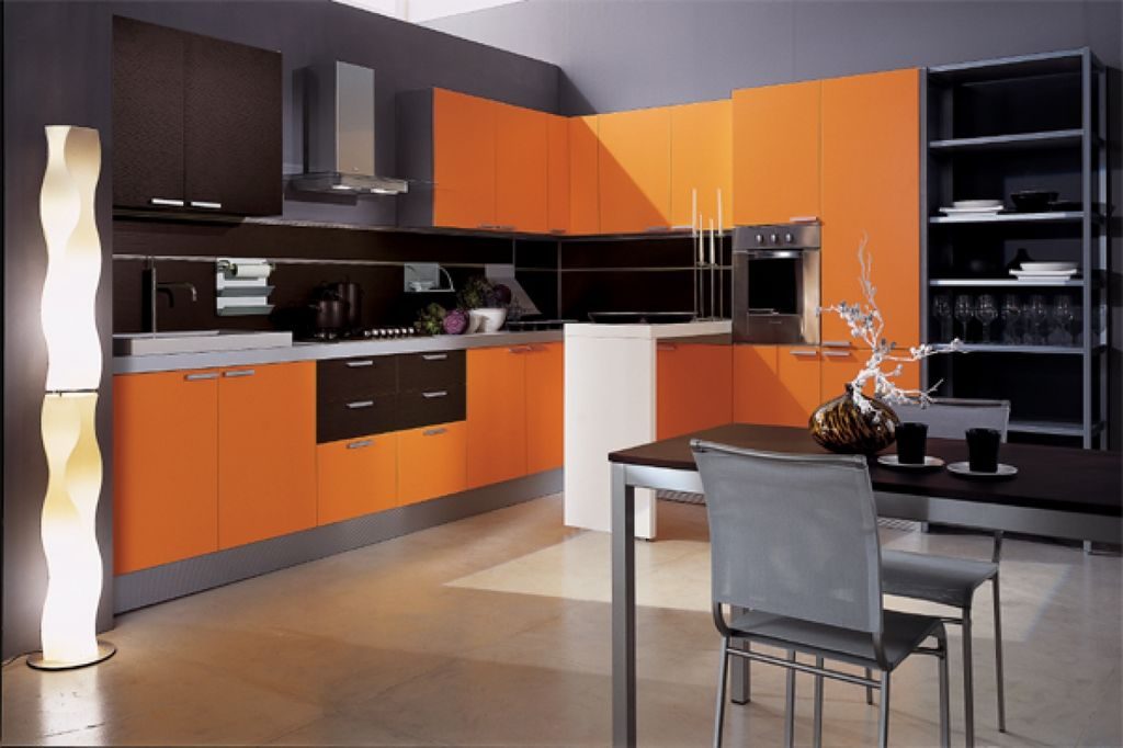 O paletă de bucătărie gri combinată cu o portocalie