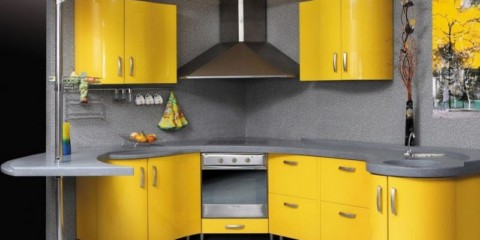 Egy szürke konyhapaletta, sárga színnel kombinálva