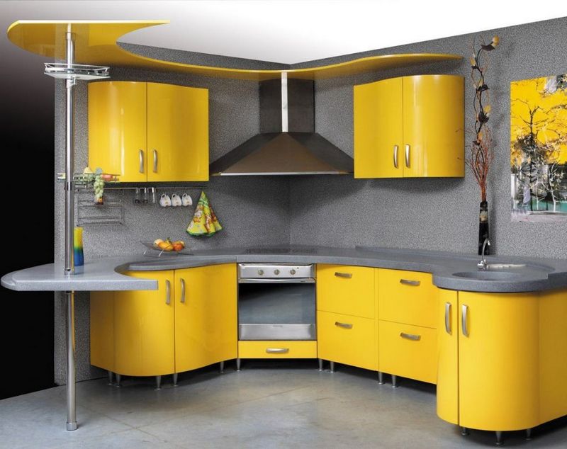 Une palette de cuisine grise combinée avec du jaune