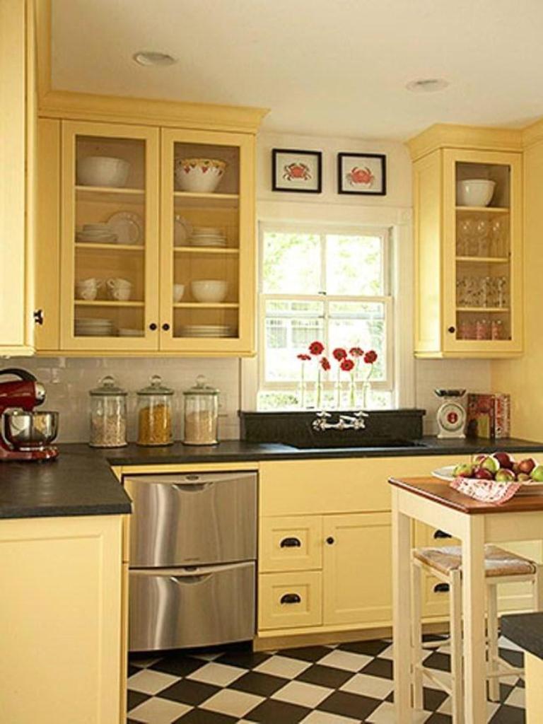 Combinație de culori interior bucătărie galben pal