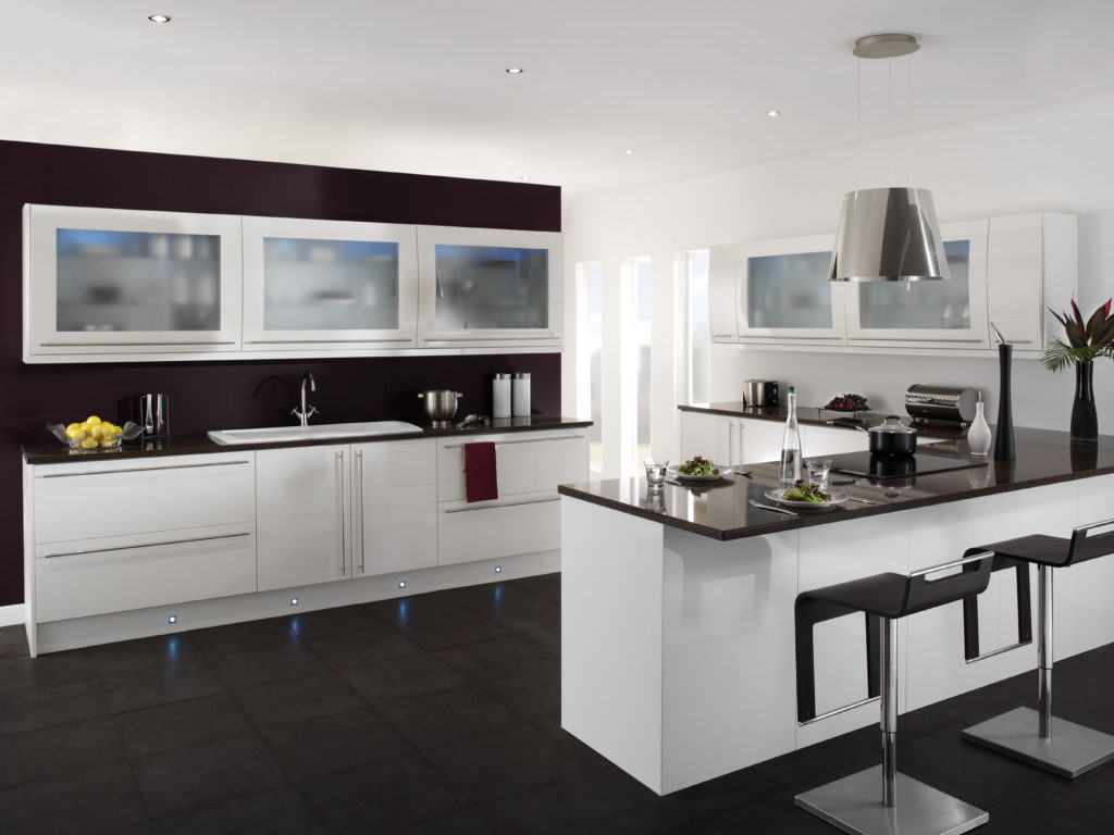 Combinație de culori interior bucătărie alb-negru