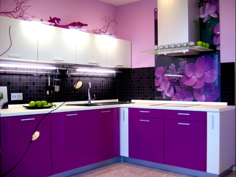 Combinație de culori interior bucătărie negru și violet