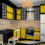 مزيج من الألوان الداخلية المطبخ الأسود والأصفر على خلفية البيج