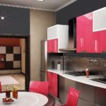 Combinație de culori interior bucătărie negru cu roz și alb