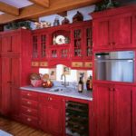 Combinație de culori interior bucătărie roșu rece și stil maro rustic