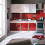 Combinație de culori roșu interior bucătărie pe gri
