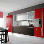 Combinație de culori interior bucătărie roșu și negru