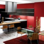 Combinație de culori interior bucătărie roșu și negru pe alb