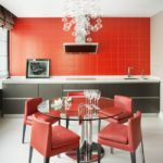 Combinație de culori roșu și negru interior bucătărie pe un fundal alb