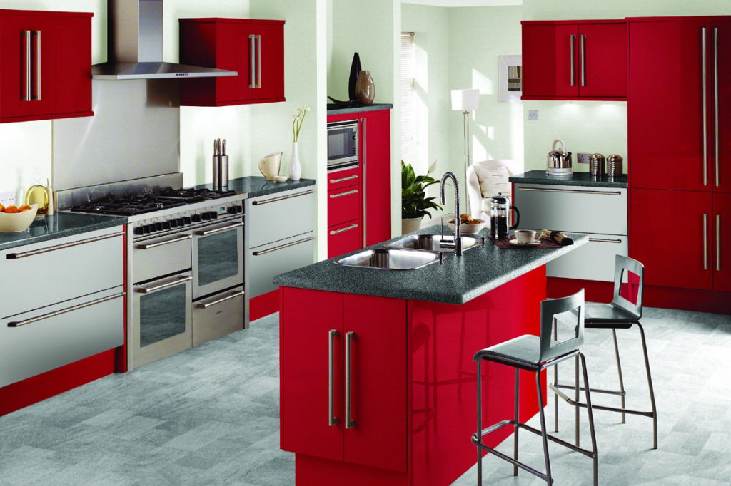 Combinație de culori interior bucătărie roșu și gri
