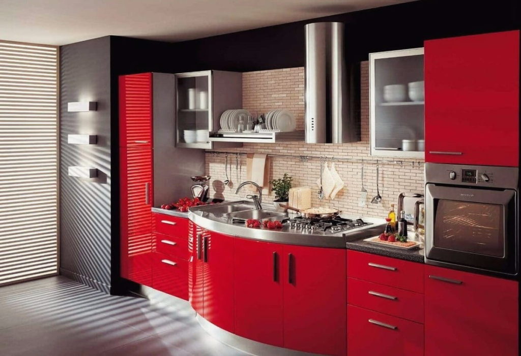 Combinație de culori interior bucătărie tonuri roșu și închis