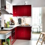 Combinație de culori roșu interior bucătărie pe fundal alb