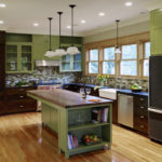 Combinația culorilor verde-măslin și interiorul bucătăriei maro
