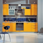 مزيج من اللون البرتقالي والأزرق الداكن داخل المطبخ على خلفية رمادية