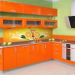 Combinație de culori interior bucătărie portocaliu pe verde deschis