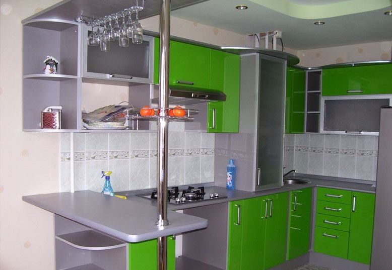 Combinație de culori interior bucătărie gri și acid