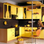 Combinație de culori bucătărie interior galben deschis pe maro închis