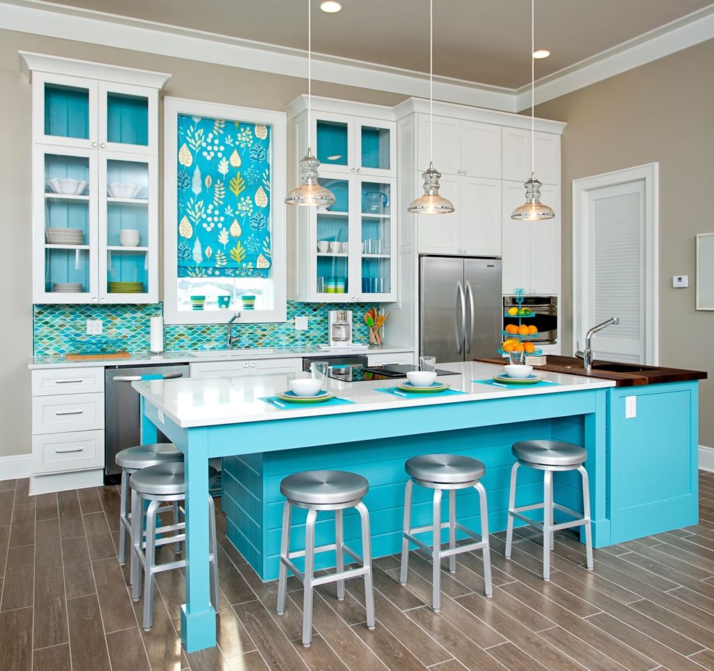 Combinație de culori interior bucătărie nuanțe deschise de albastru