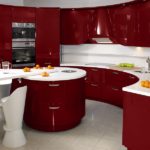 Combinație de culori interior bucătărie luciu roșu închis pe alb