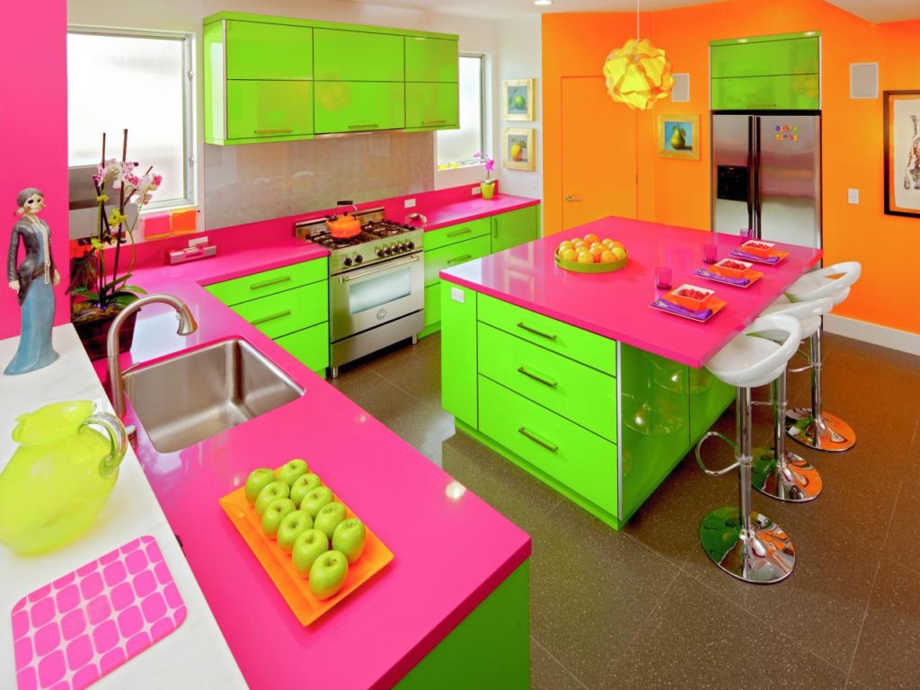 Mutfağın iç kısmının renk kombinasyonu üç ana üçlüdür