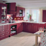 Combinație de culori interior bucătărie set roșu cherry pe un fundal alb