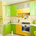 Combinație de culori interiorul bucătăriei verde pe galben deschis