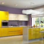 Combinaison de couleurs intérieur de cuisine jaune et violet