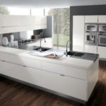 Bucătărie modernă de înaltă tehnologie gri pe alb