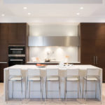 Bucătărie modernă culori maro și alb