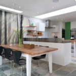 Moderna virtuves ēdamistabas zona un fototapetes