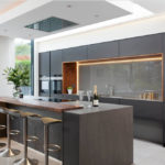 Bucătărie modernă cu un bar