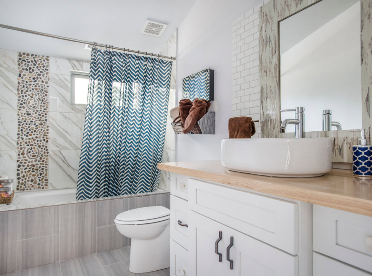 עיצוב מודרני של חדר אמבטיה עם שירותים
