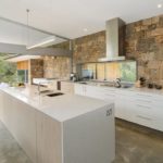 Dekoratif taştan yapılmış mutfak duvarı terasa açılır