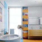 חדר אמבטיה עם שילוב חלונות של צבעים בהירים