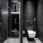 thiết kế màu đen và trắng của một phòng tắm với một nhà vệ sinh