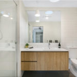 photo du design de la salle de bain combinée avec les toilettes