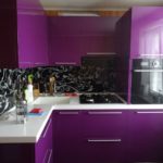 Violeta virtuve ar melnu krāsu.