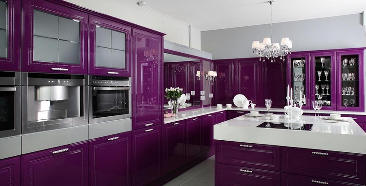 Liela purpursarkanā virtuve