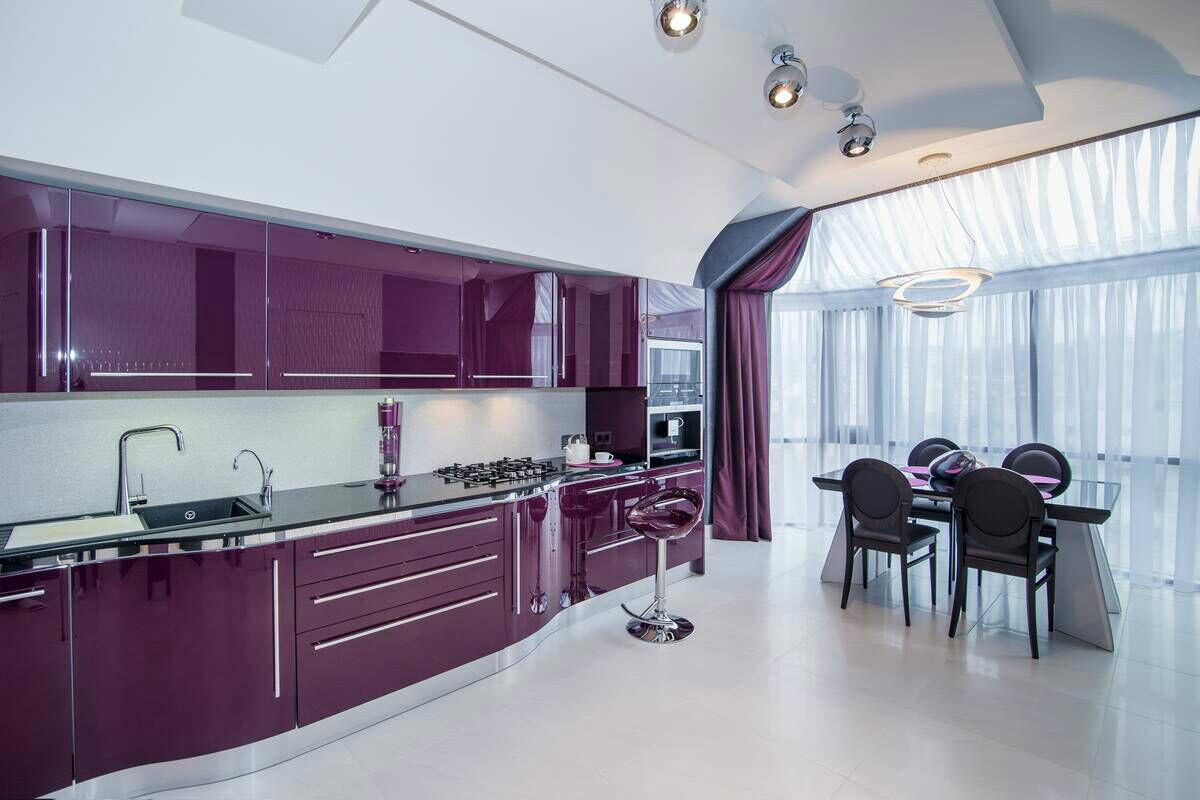 Nhà bếp màu tím cho một căn phòng lớn