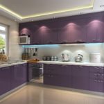 Violeta virtuve ar lampām