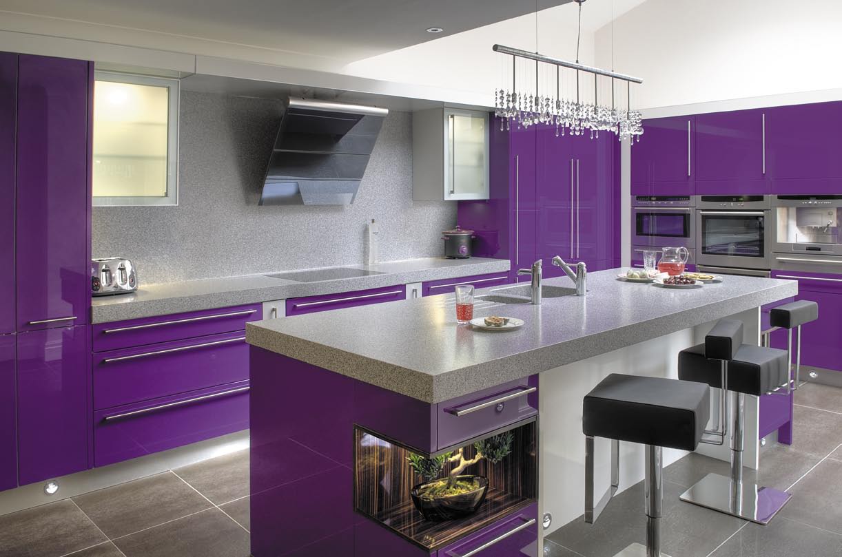 Violeta virtuve ar pelēku krāsu