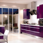 Violeta virtuve ar tērauda krāsu